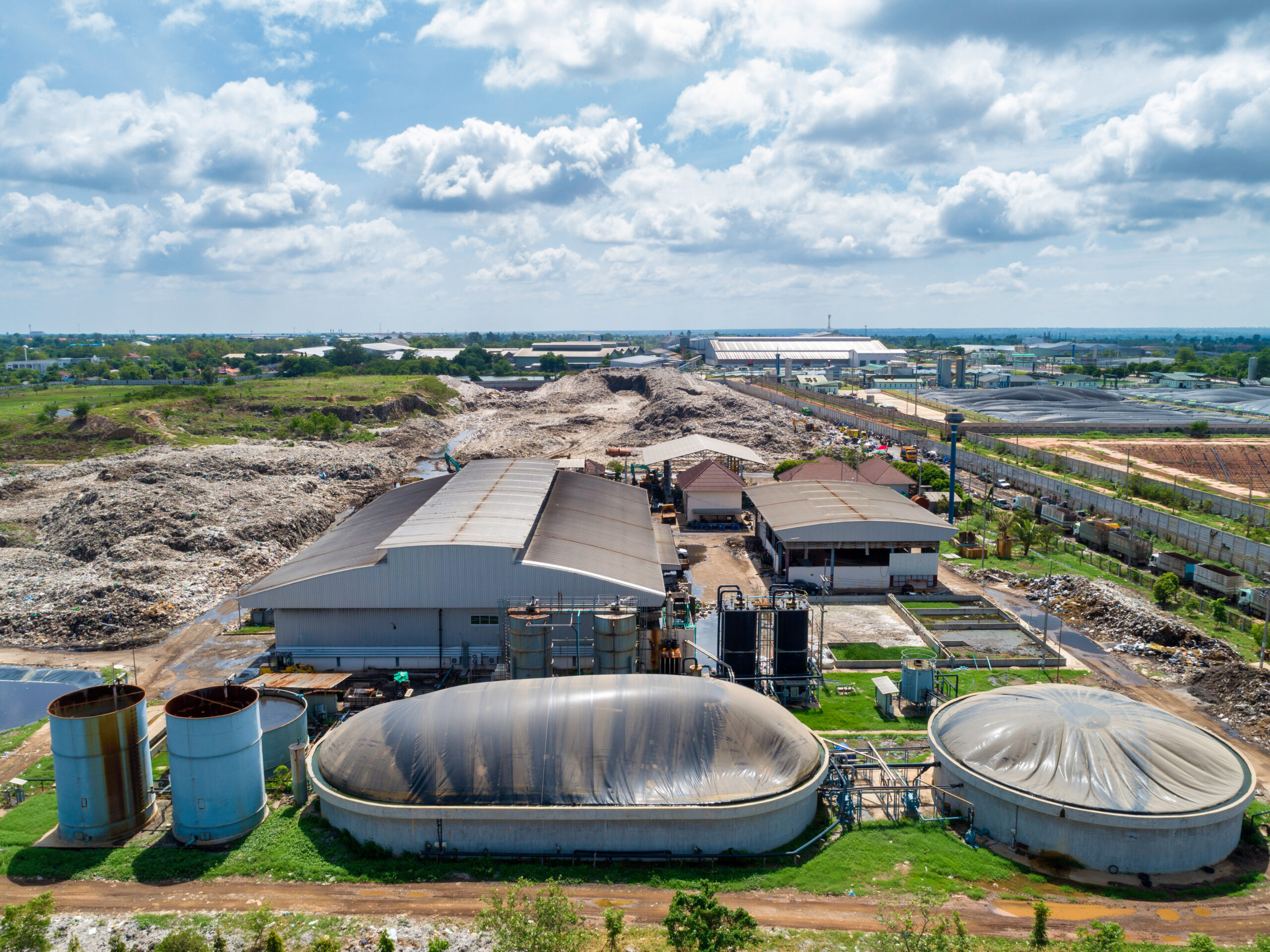 Waste disposal plant and biogas plant with gas digester